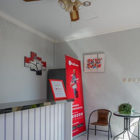 Готель Reddoorz Near Padang Golf Adisucipto Potrojayan Екстер'єр фото