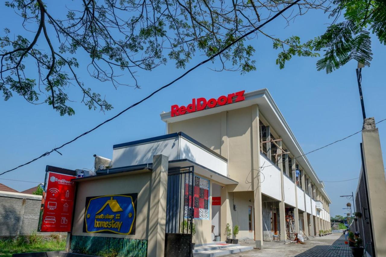 Готель Reddoorz Near Padang Golf Adisucipto Potrojayan Екстер'єр фото