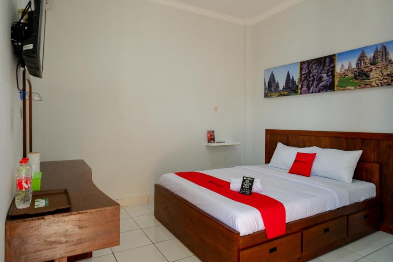 Готель Reddoorz Near Padang Golf Adisucipto Potrojayan Екстер'єр фото