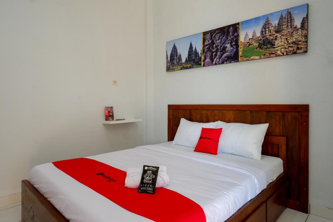 Готель Reddoorz Near Padang Golf Adisucipto Potrojayan Екстер'єр фото