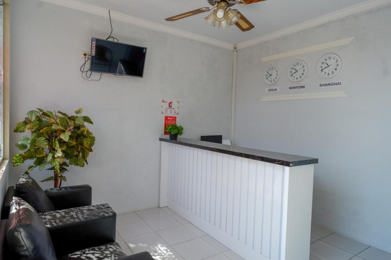 Готель Reddoorz Near Padang Golf Adisucipto Potrojayan Екстер'єр фото