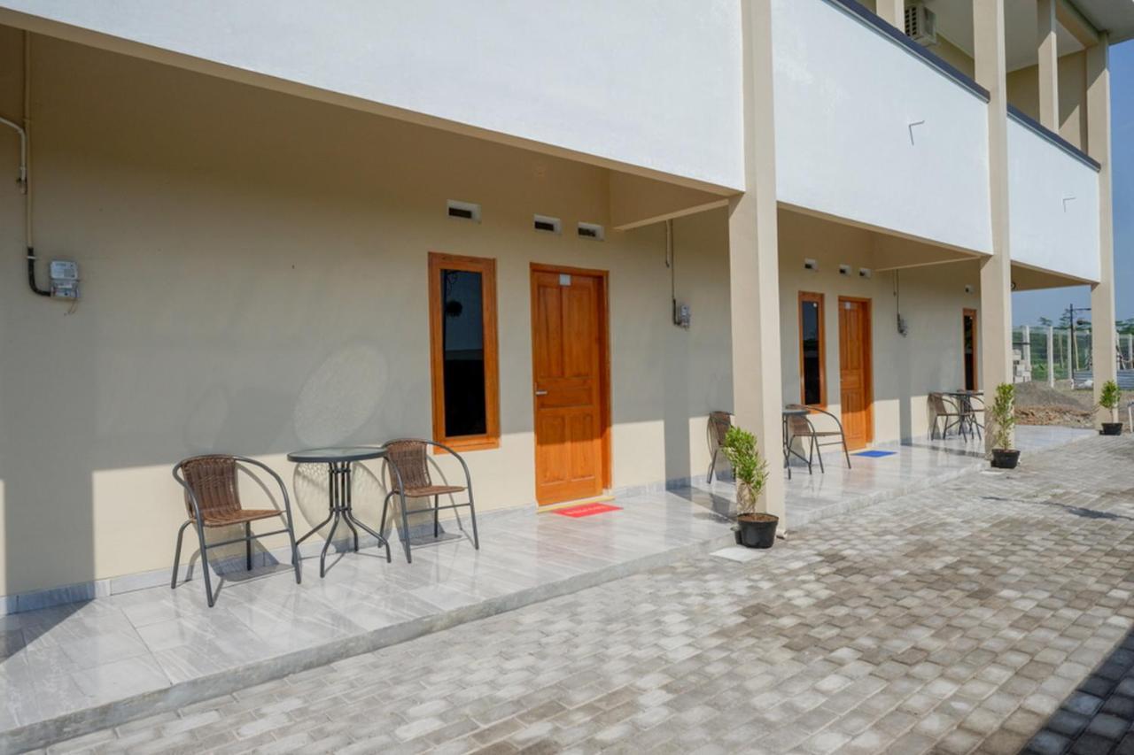 Готель Reddoorz Near Padang Golf Adisucipto Potrojayan Екстер'єр фото
