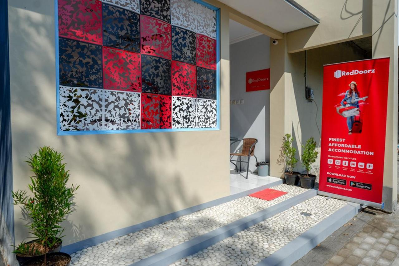 Готель Reddoorz Near Padang Golf Adisucipto Potrojayan Екстер'єр фото
