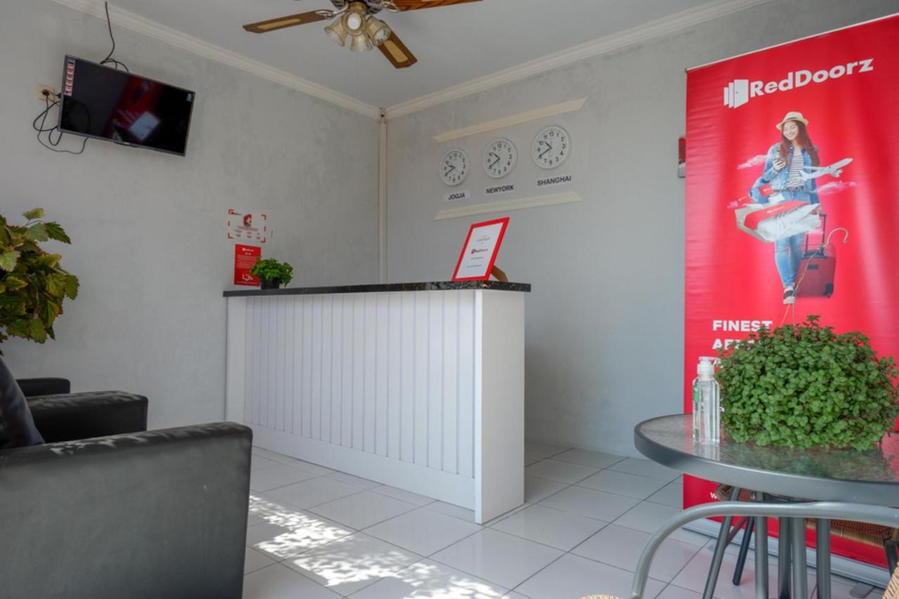 Готель Reddoorz Near Padang Golf Adisucipto Potrojayan Екстер'єр фото