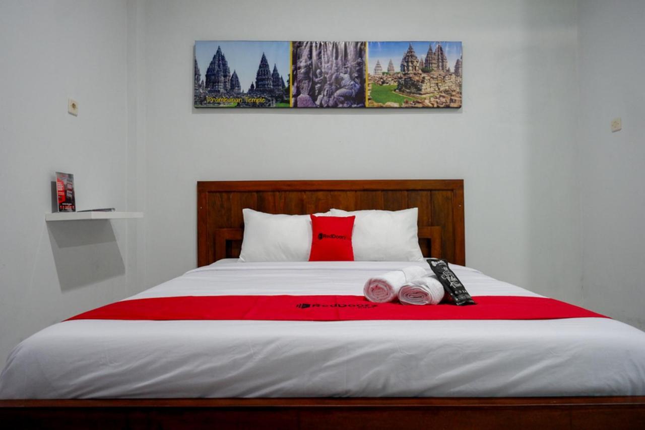 Готель Reddoorz Near Padang Golf Adisucipto Potrojayan Екстер'єр фото