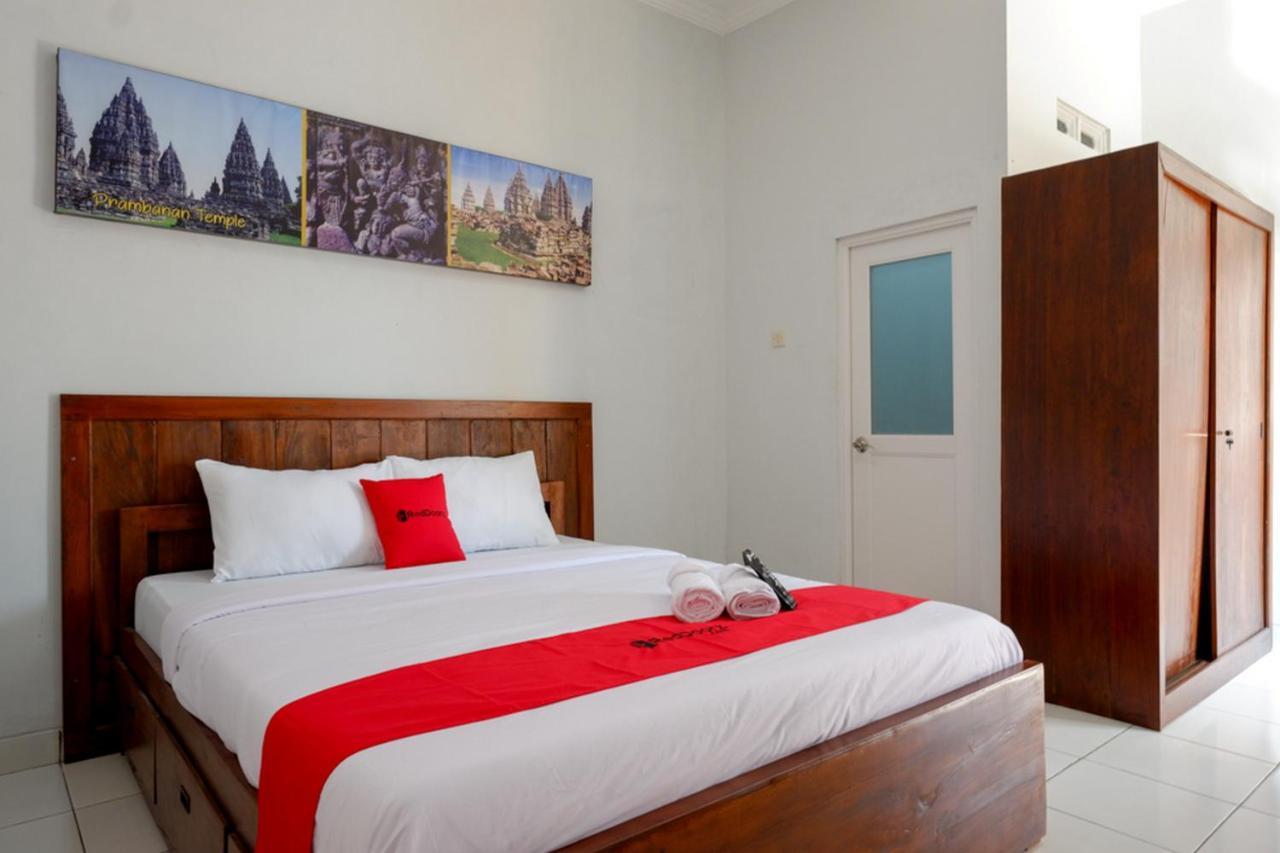 Готель Reddoorz Near Padang Golf Adisucipto Potrojayan Екстер'єр фото