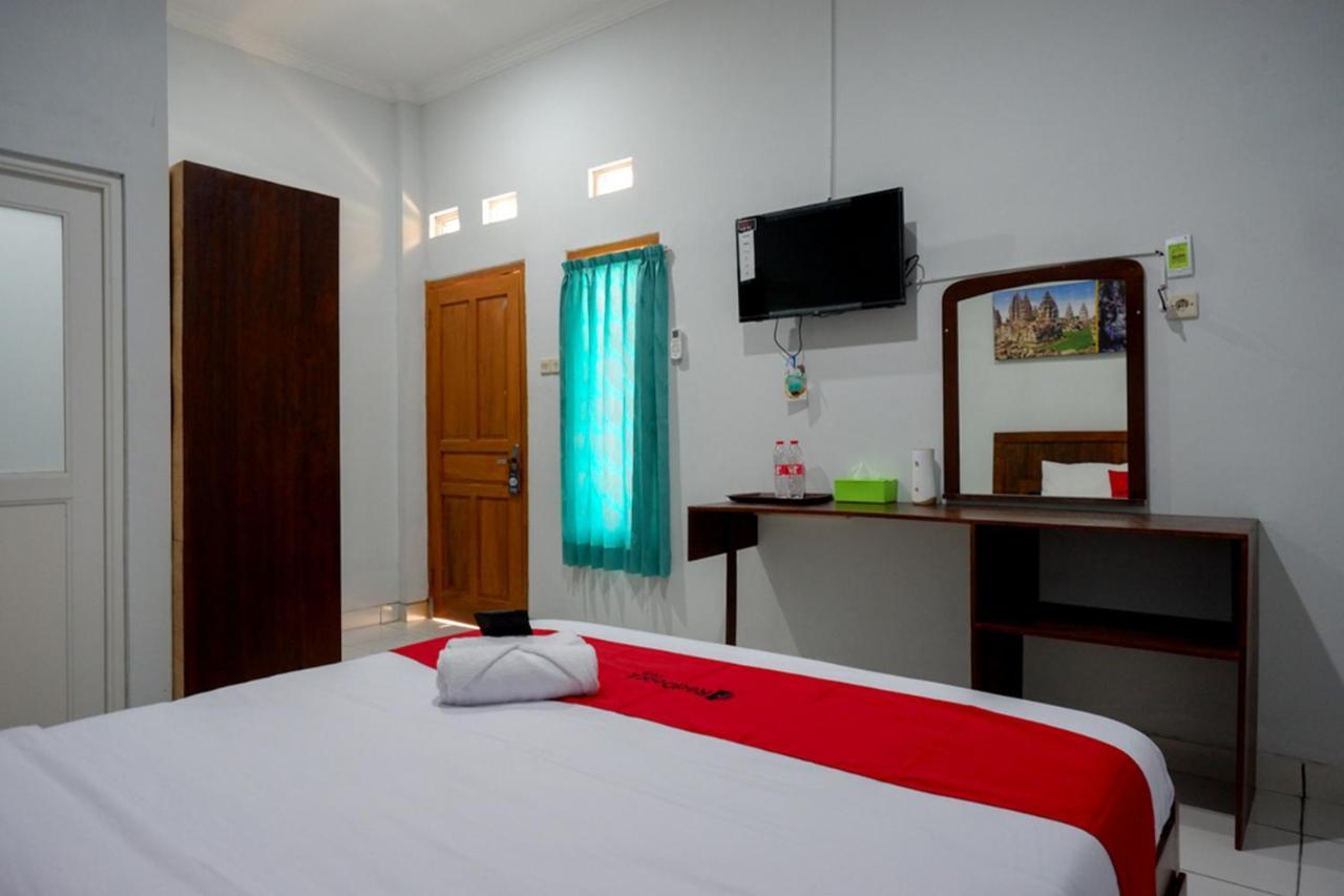 Готель Reddoorz Near Padang Golf Adisucipto Potrojayan Екстер'єр фото