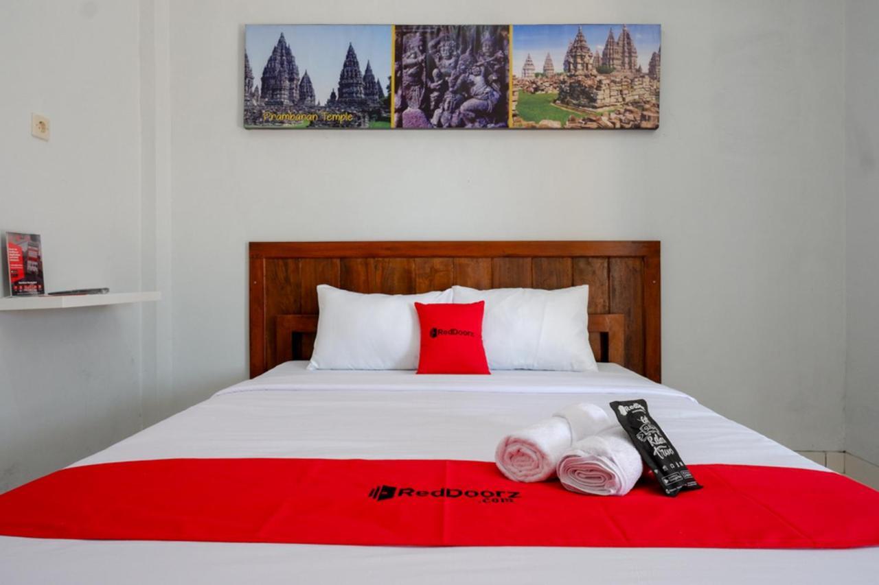 Готель Reddoorz Near Padang Golf Adisucipto Potrojayan Екстер'єр фото