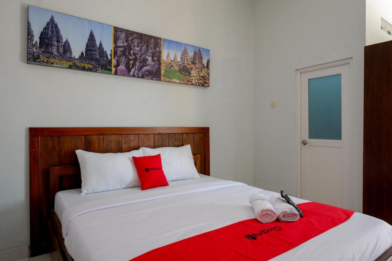 Готель Reddoorz Near Padang Golf Adisucipto Potrojayan Екстер'єр фото