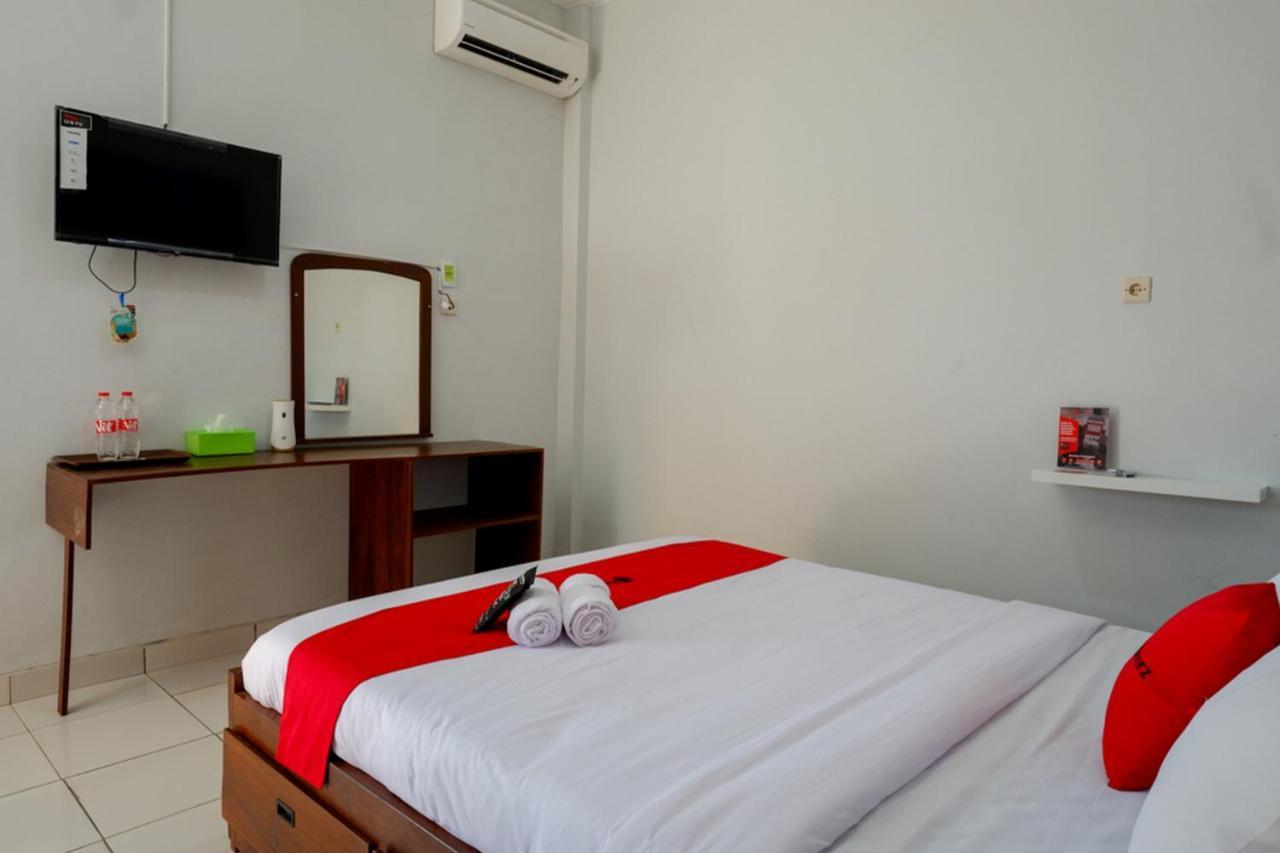 Готель Reddoorz Near Padang Golf Adisucipto Potrojayan Екстер'єр фото