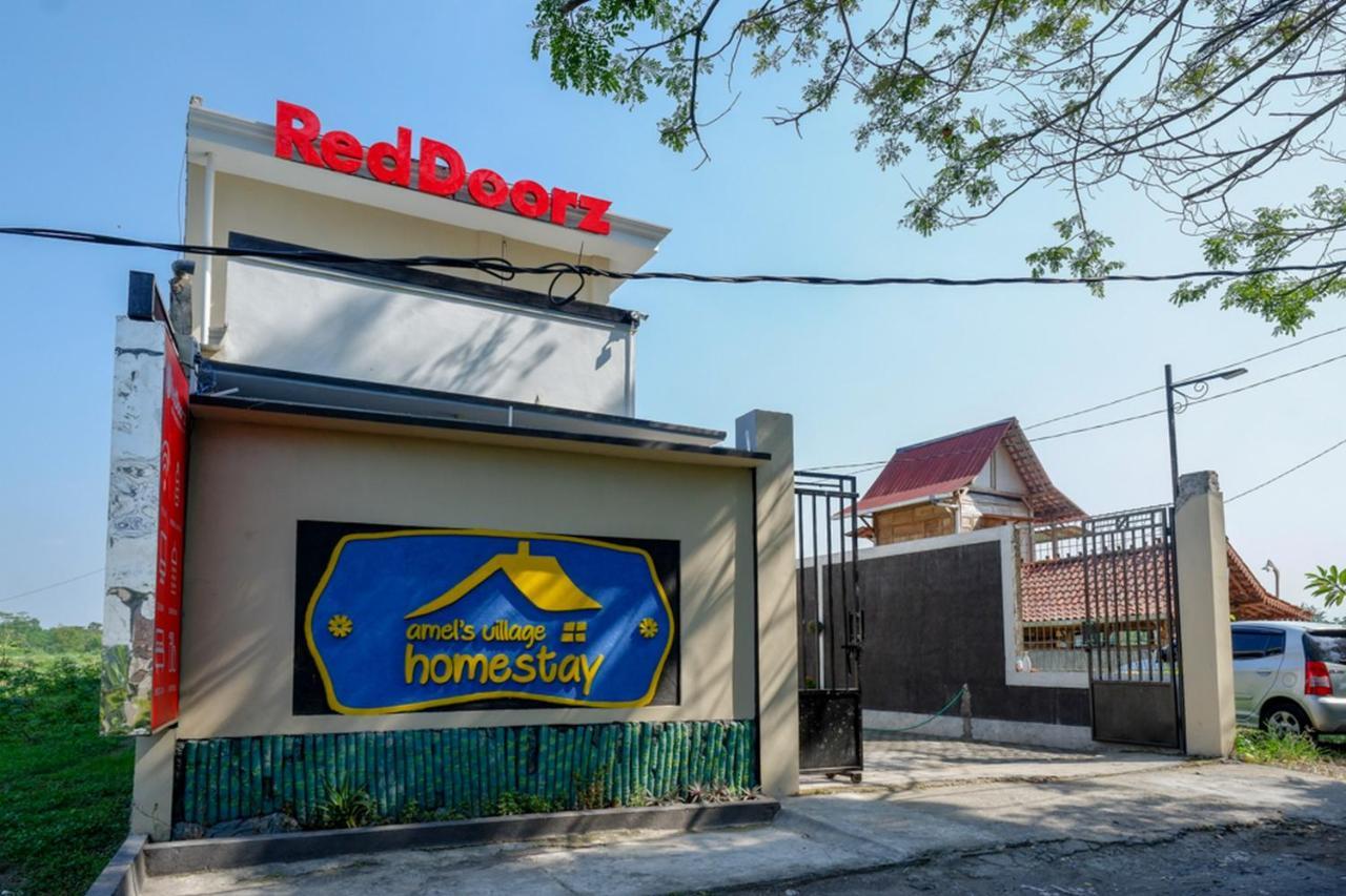Готель Reddoorz Near Padang Golf Adisucipto Potrojayan Екстер'єр фото